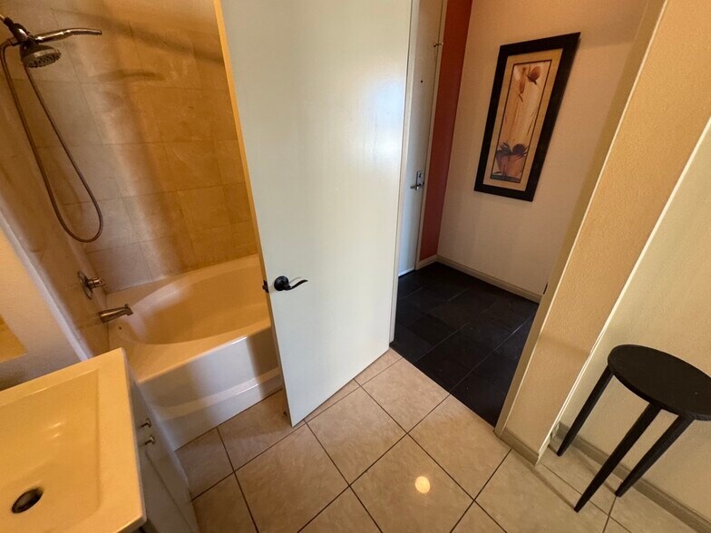 Building Photo - 488 E Ocean Blvd