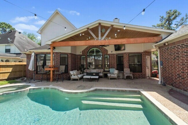 Building Photo - 18234 Knotty Green Dr