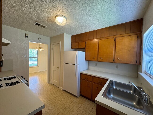 Building Photo - 708-708 Carrie Ave