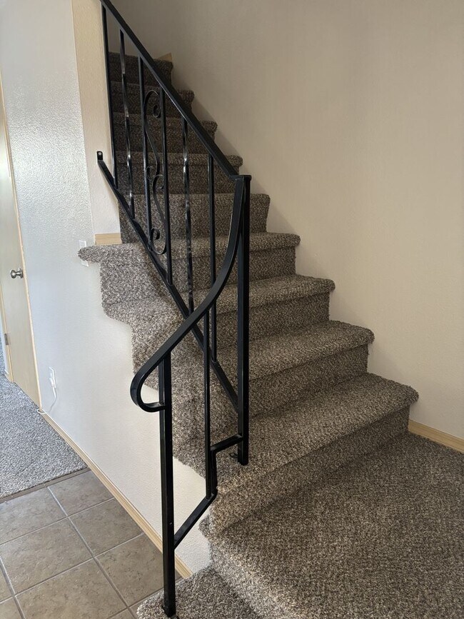 Building Photo - 1ST FULL MONTH'S RENT FREE Pet-friendly Townhouse Near Parks and Downtown Newberg  Showings Start...