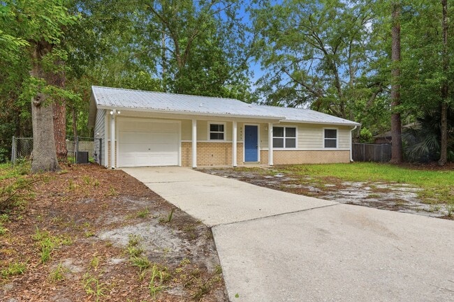 Building Photo - 2 Bedroom, 2 Bath House in Palmetto Woods!