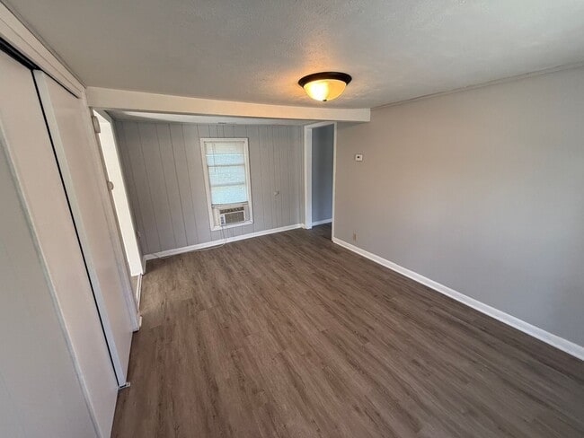 Building Photo - Updated 1-Bedroom with Private Fenced Yard...