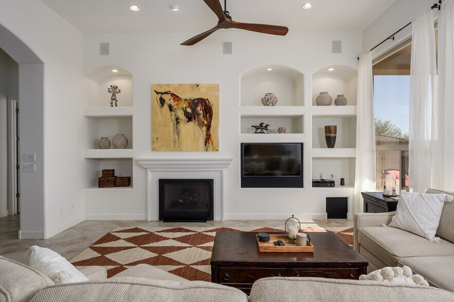 Building Photo - 14705 Canyon Dr