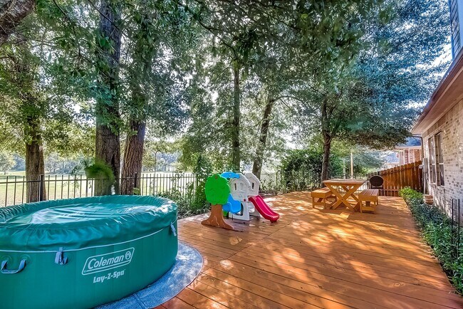 Building Photo - 18318 Hampton Hills Dr