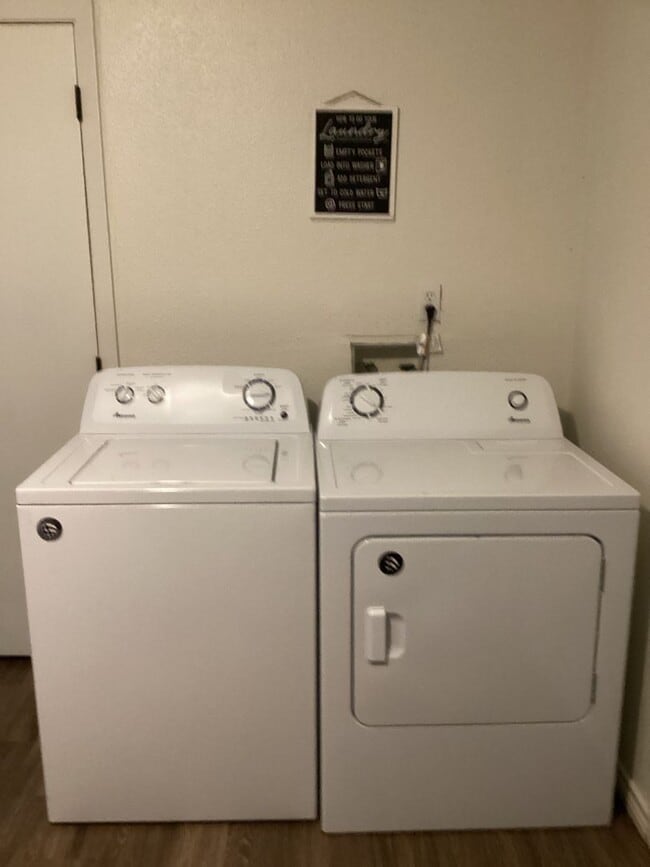 Building Photo - Fully Furnished Modern 2 Bedroom on Quiet Street and Close to ENMU!