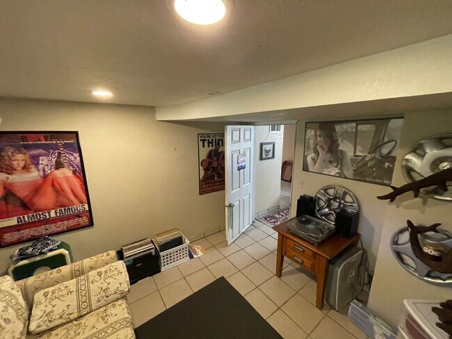 Building Photo - Duluth MN - 6 Bed - 3 Bath - Single Family...