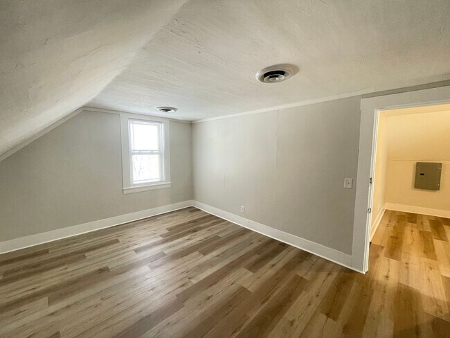 Building Photo - 98 Main St