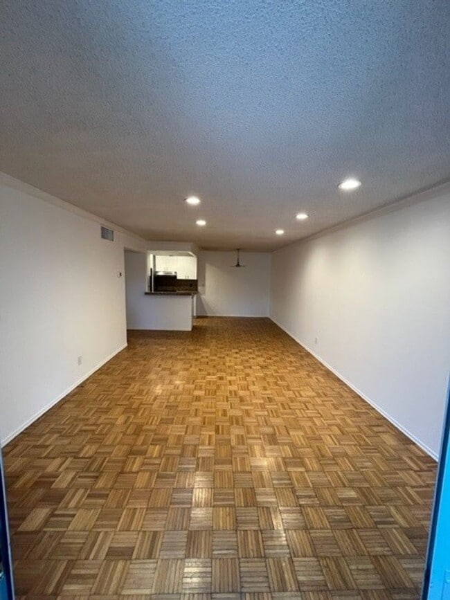 Building Photo - White Property