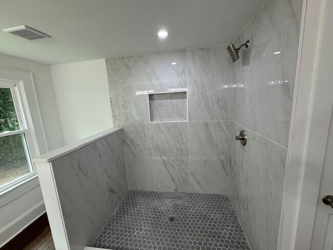Building Photo - Renovated 3 Bedroom/2 Bath Home