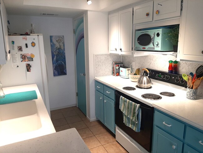Building Photo - Furnished Vacation Condo w/ Community Pool**