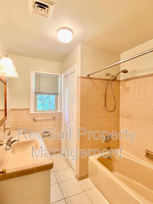 Building Photo - 487 Harwin Dr