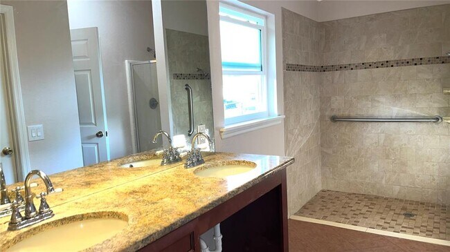 Building Photo - 326 Fox Lake Dr