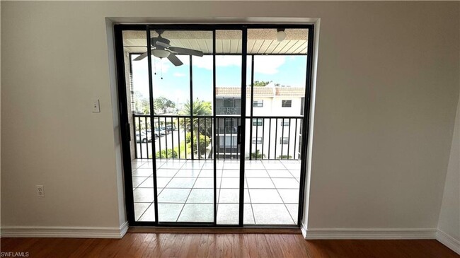 Building Photo - Top-Floor 2/2 Condo in Prime Bonita Locati...