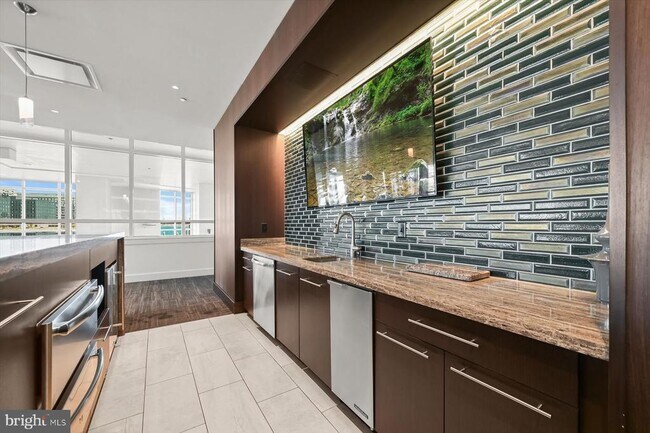 Building Photo - 100 Harborview Dr