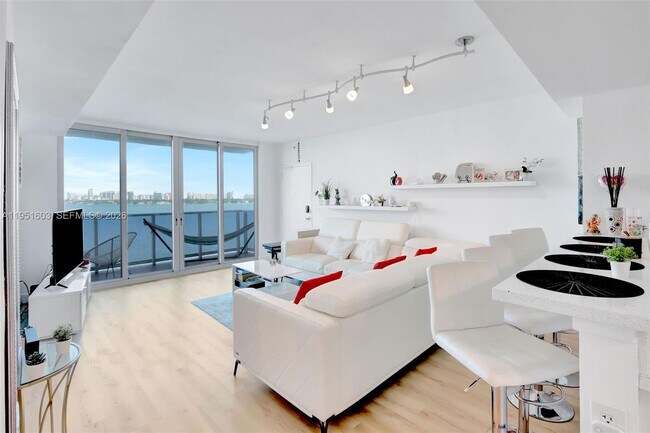 Building Photo - 7501 E Treasure Dr