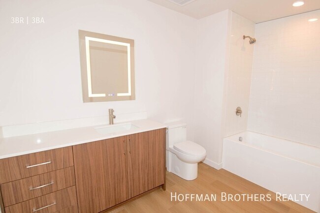 Building Photo - 2853 West Blvd