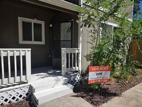 Building Photo - Recently updated 2/1.5 townhome next to the hospital