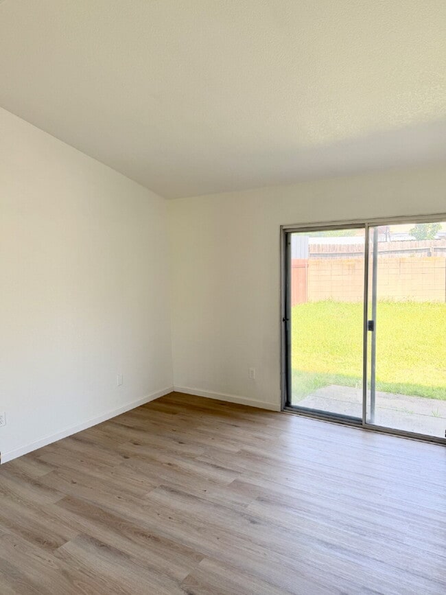 Building Photo - 3 bed 2 bath home vaulted ceilings close to hwy 80