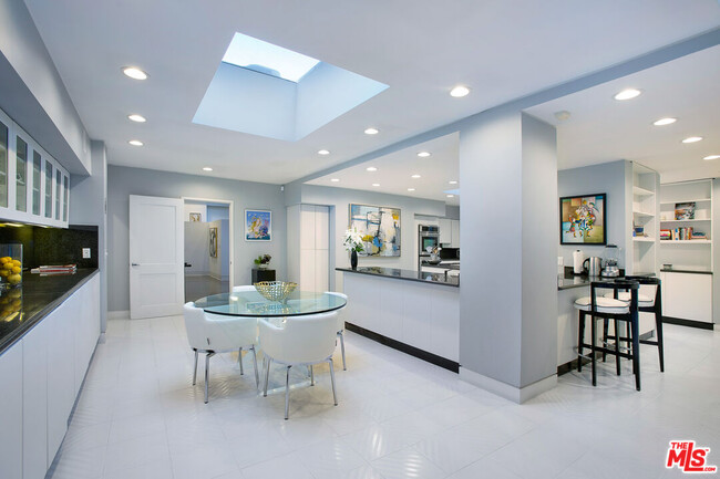 Building Photo - 1166 San Ysidro Dr