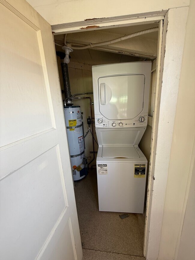 Building Photo - 2 Bedroom, 1 bathroom second floor apartme...