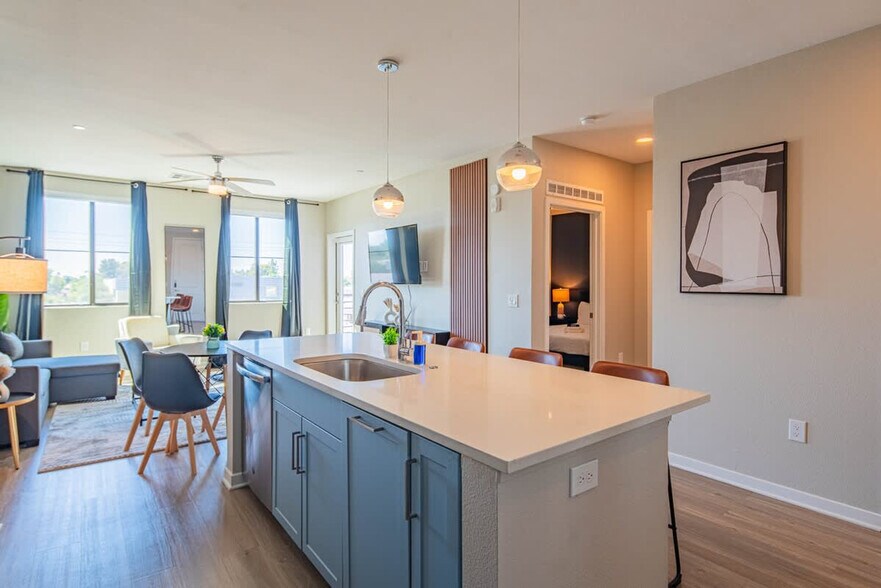 Building Photo - 777 E Stella Ln