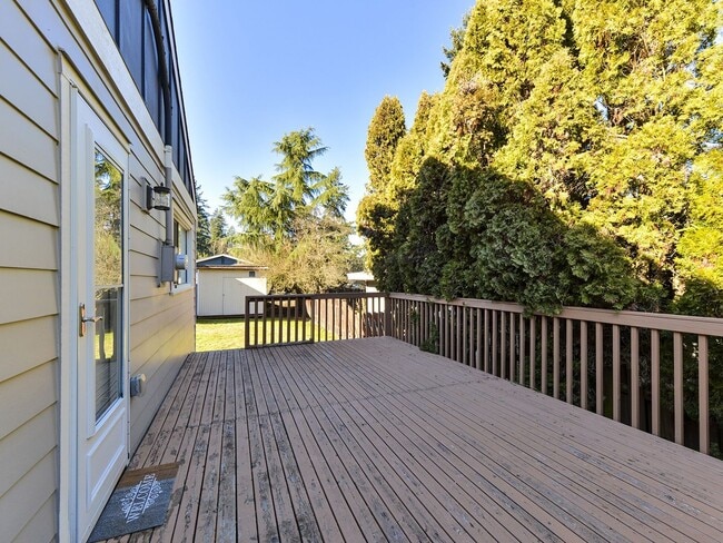 Building Photo - Beautiful One Level 2+ Bedroom Cottage in Renton!