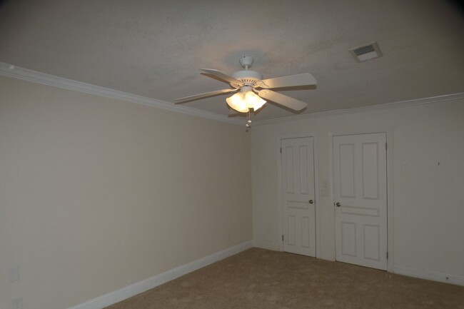 Building Photo - Great Duplex Available in Pensacola