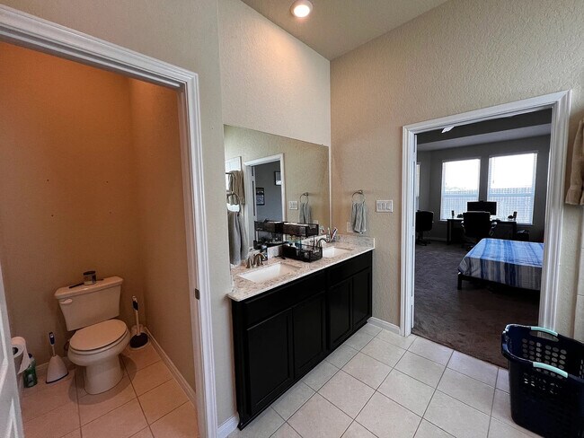 Building Photo - Room in House on Devils River