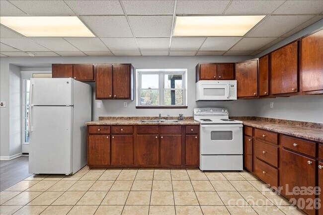 Building Photo - 300 E Gold St