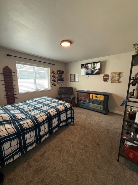 Building Photo - 517 Raven Ln