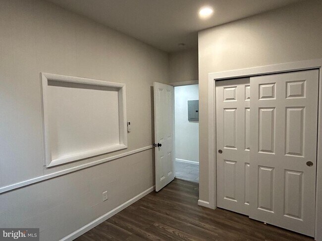 Building Photo - 566 E High St