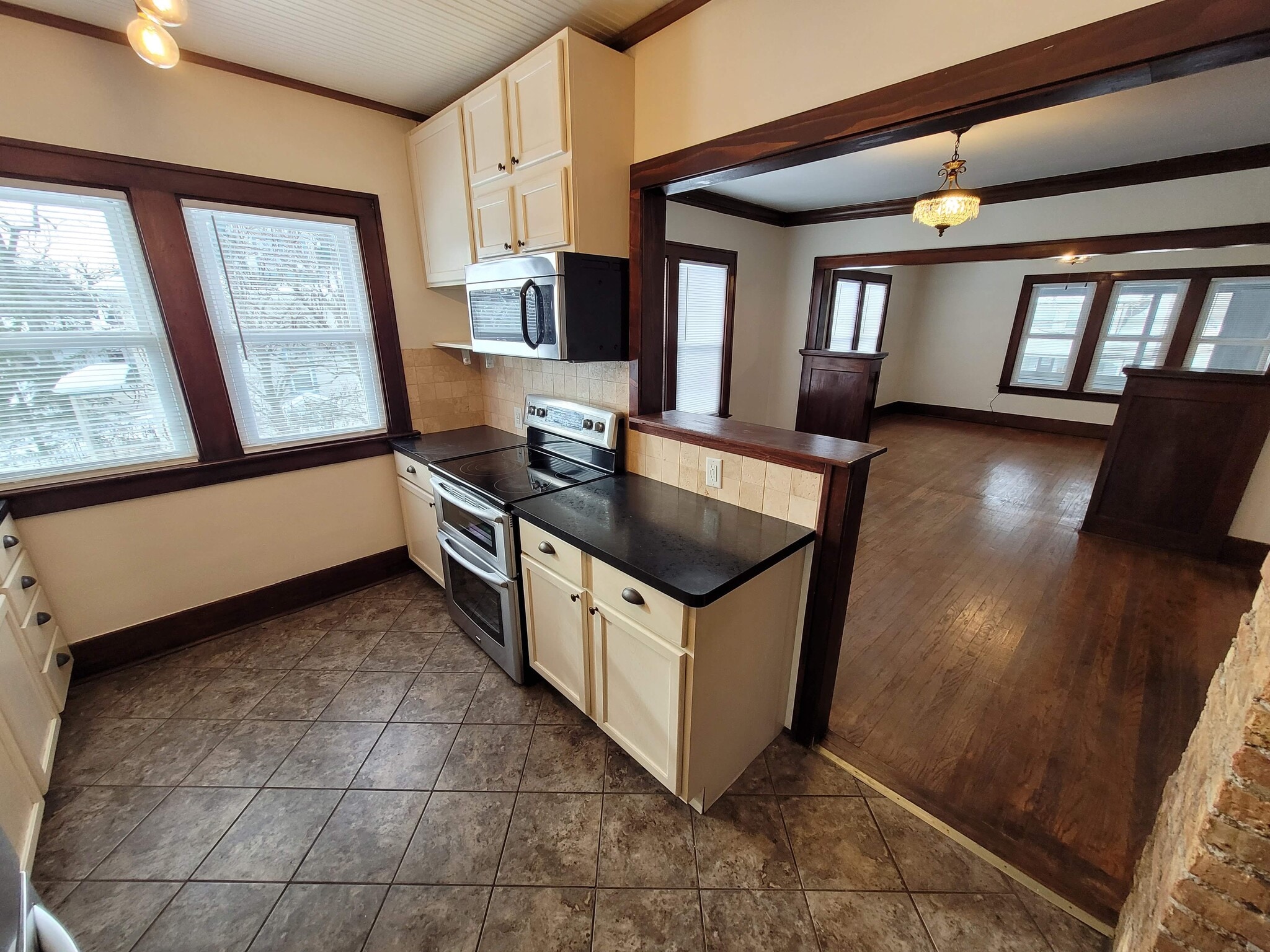 Kitchen - 1319 Prairie Ave