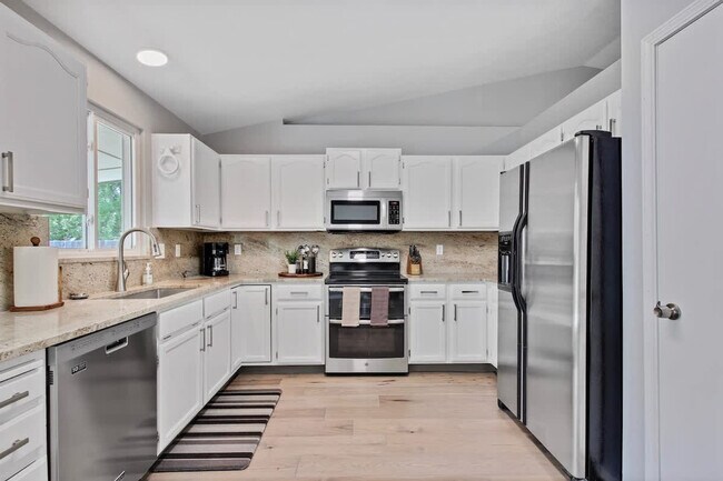 Building Photo - 925 N Stonehenge Way
