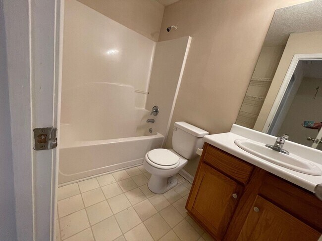 Building Photo - ROOMMATE MATCHING HOME ONLY! PRE-LEASING FOR AUGUST 1 2026! 1/2 Off Deposit!