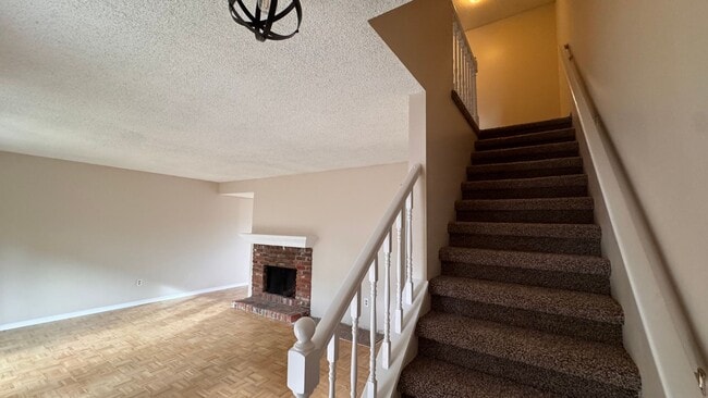 Building Photo - 3 bed 2.5 bath w/ garage, Great location off University and Dry Creek, close to Southglenn Mall a...