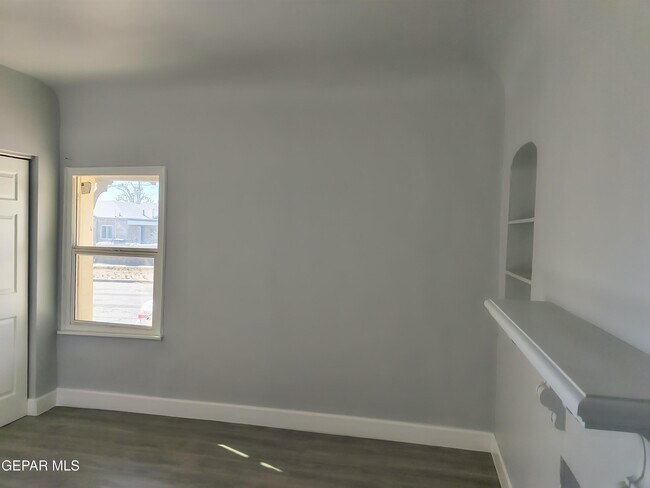 Building Photo - 714 N San Marcial St