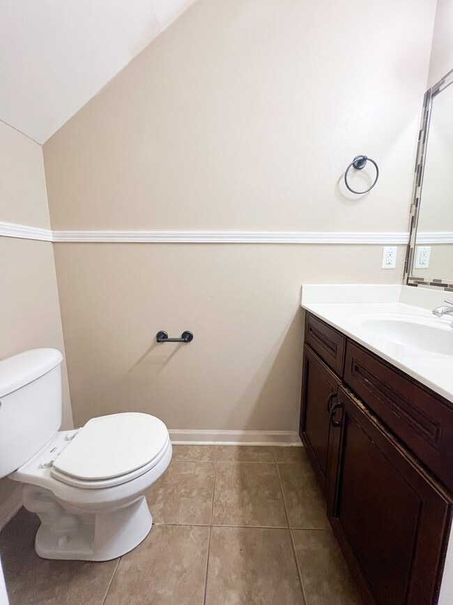 Building Photo - 2 Bedroom 1.5 Bath Townhome