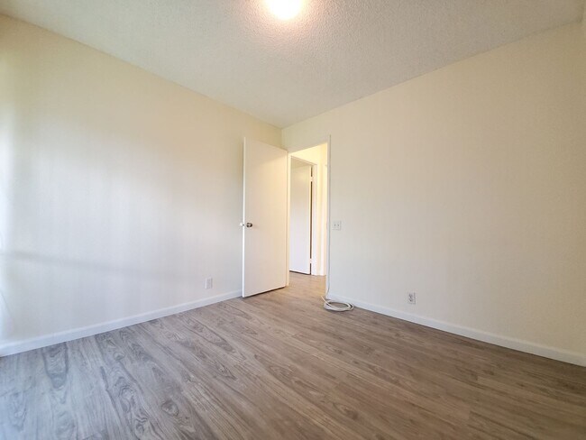 Building Photo - Now available, Fresh & Bright 2bd, 1.5ba 2nd Floor Corner-Unit located in the beautiful Palm Villas