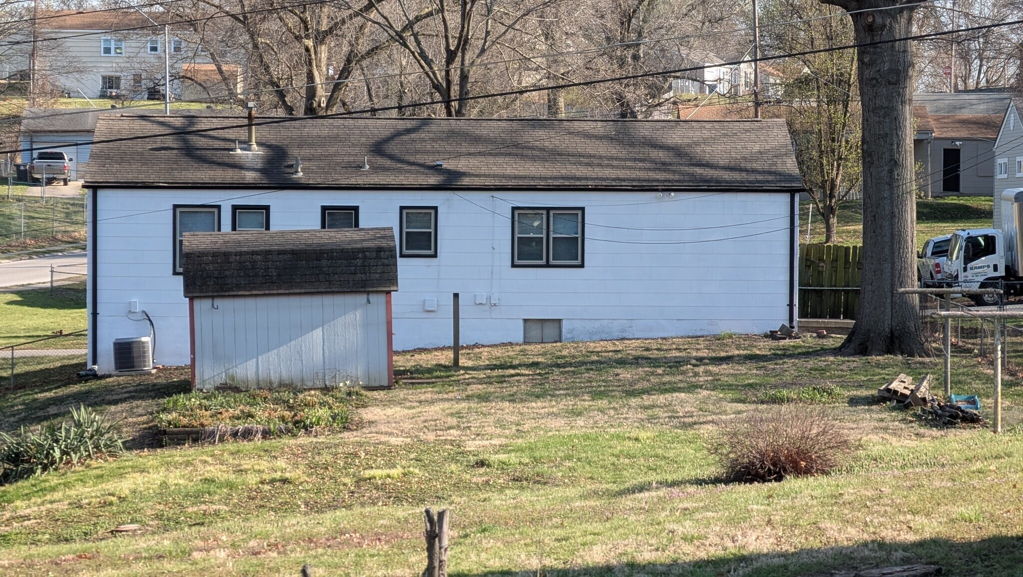 Building Photo - 702 W 39 St N