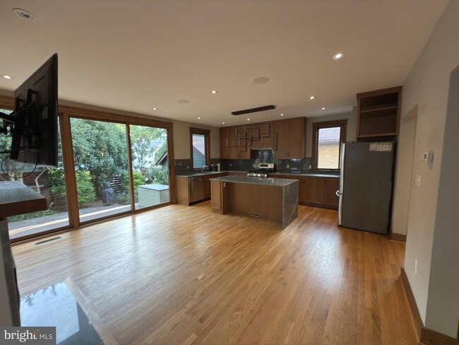 Building Photo - 807 Richmond Ave