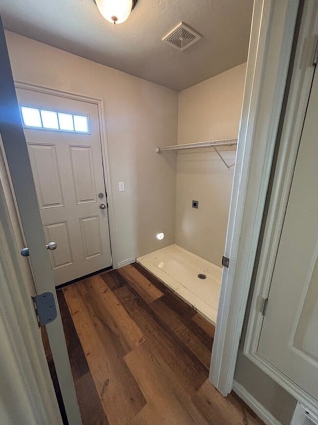 Building Photo - *Reduced price* End Unit Townhouse in Springville