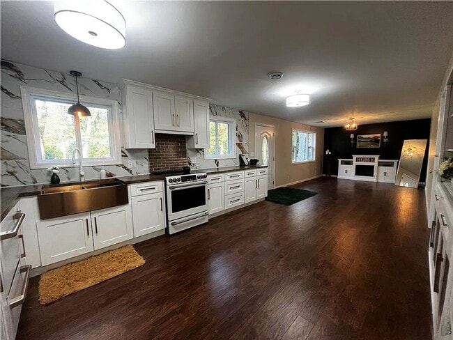 Building Photo - 4 bedroom 2 Bathroom Luxury Rental!