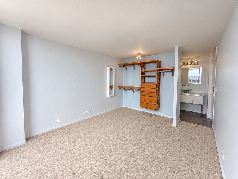 Building Photo - 1660 N La Salle Dr