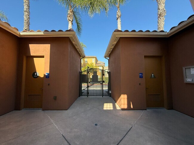Building Photo - Tri-level 3-bedroom 3-bathroom townhouse located in Chula Vista, CA