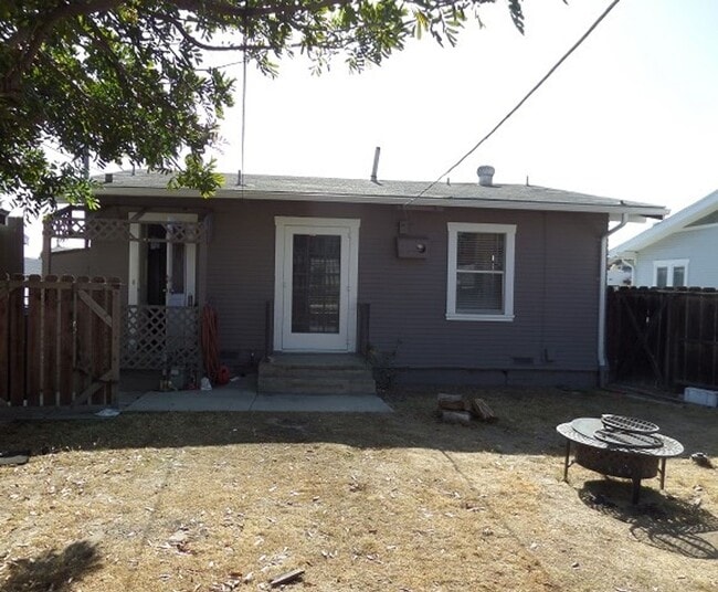 Building Photo - 2 bedroom 1 bathroom Craftsman Home locate...