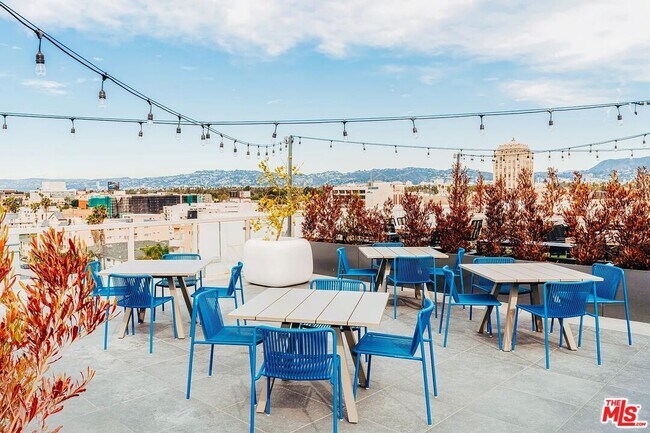 Building Photo - 700 S Manhattan Pl