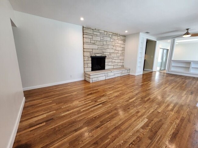 Building Photo - ** Stunning Dream 3 BD / 2 BA HOME w/ Doub...