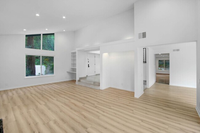 Building Photo - Rent this Beautiful 5 BEDROOM HOME NOW!