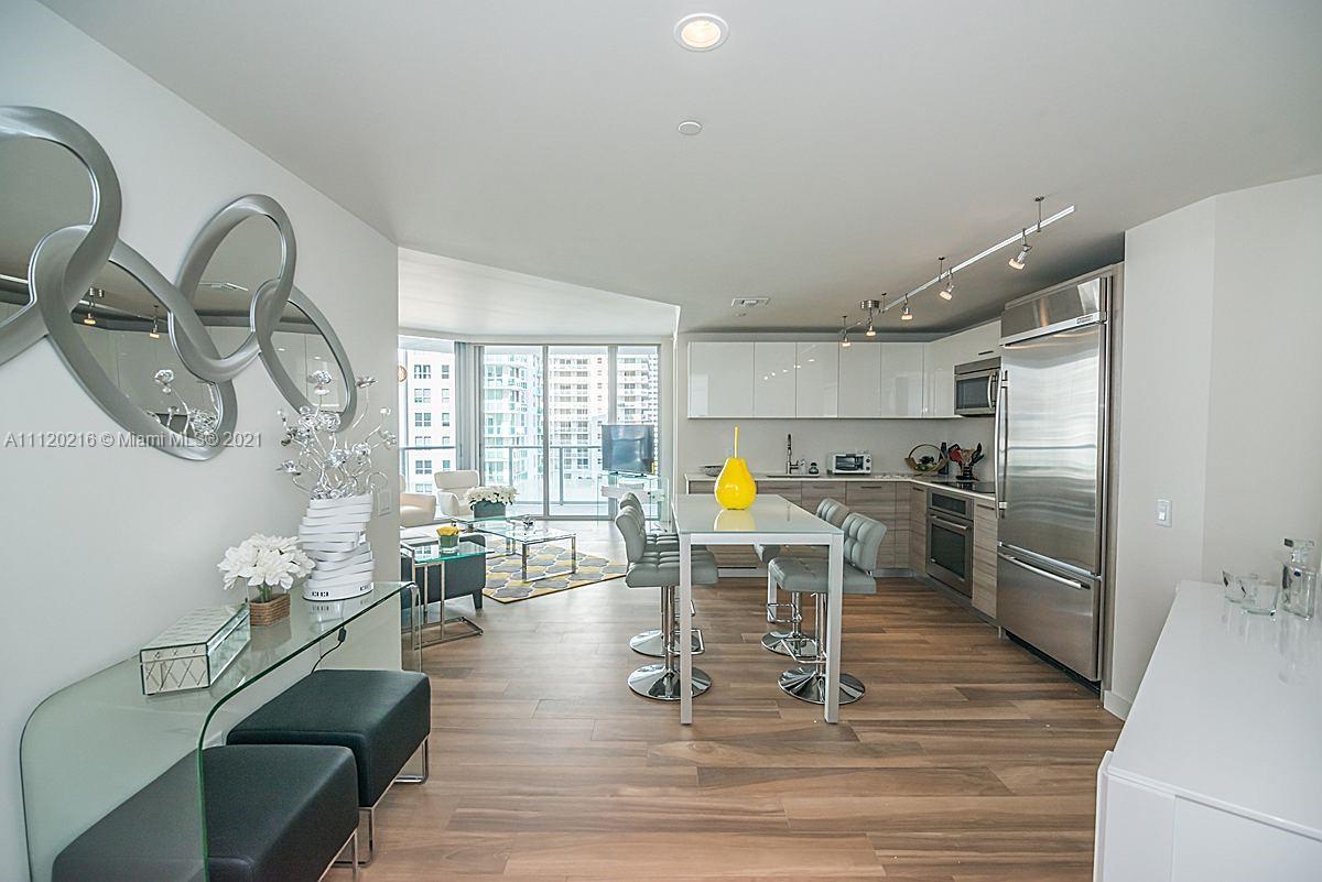 Building Photo - 1300 Brickell Bay Dr