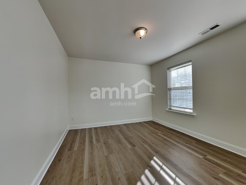 Building Photo - 185 Clubhouse Dr